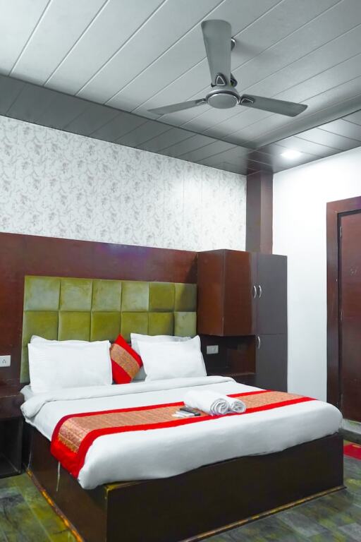 Нойда: Hotel cladis