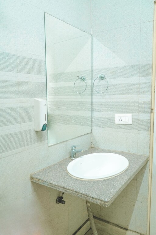 Нойда: Hotel cladis