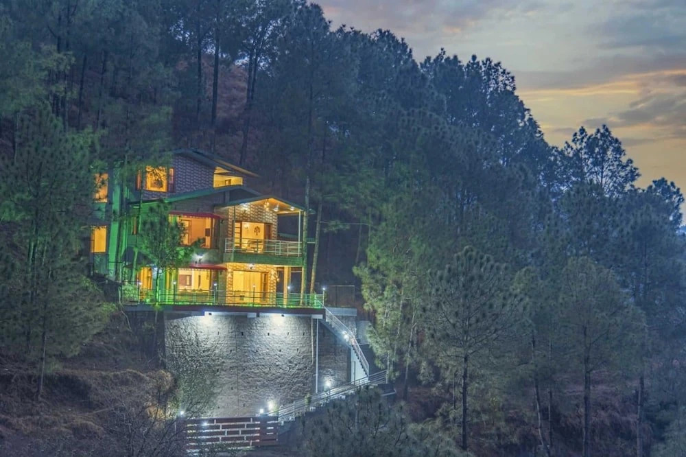 Дхарампур: The Root villa Kasauli