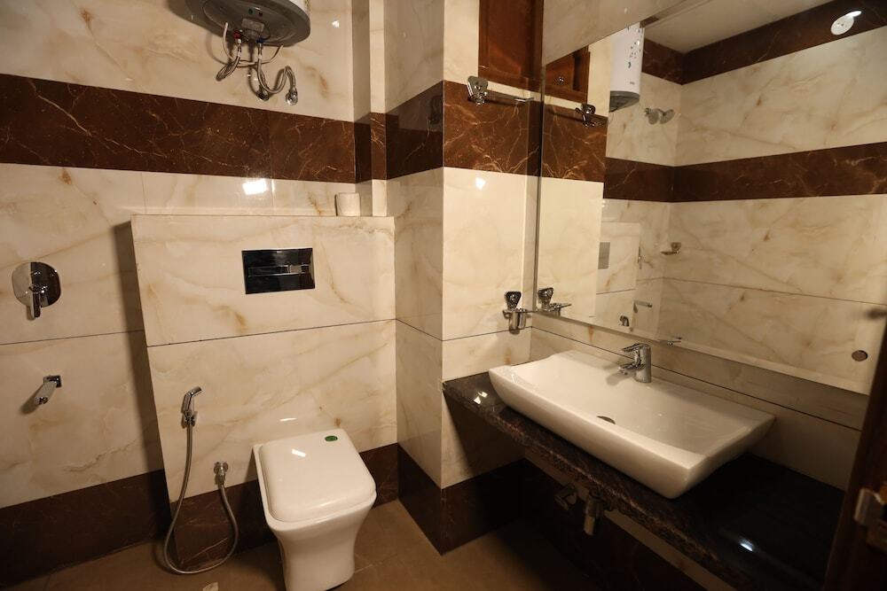 Гуруграм: Hotel Starex Opp. Artemis Hospital