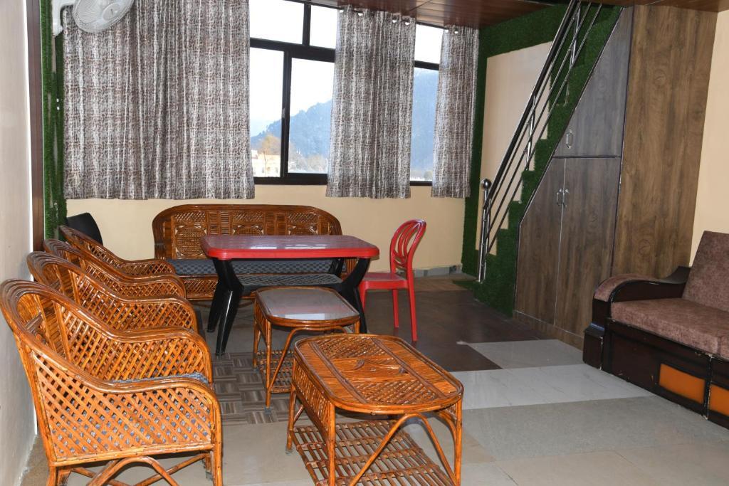 Питорагарх: Hotel Mountain View And Rooftop Restaurant