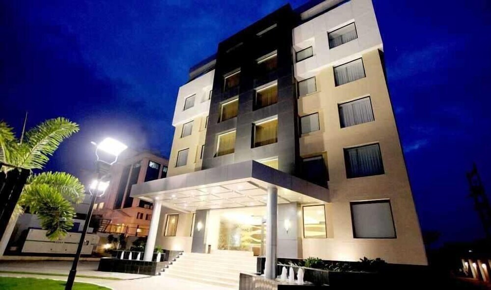Хинджевади: Hotel DORTN
