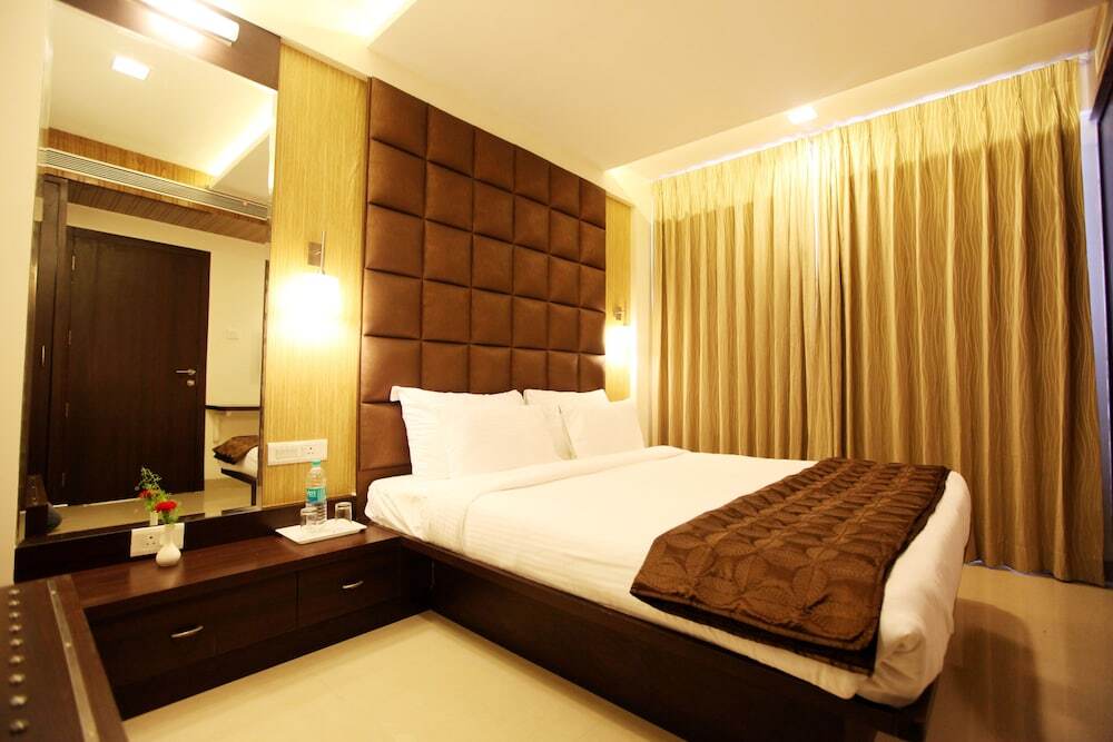 Хинджевади: Hotel DORTN