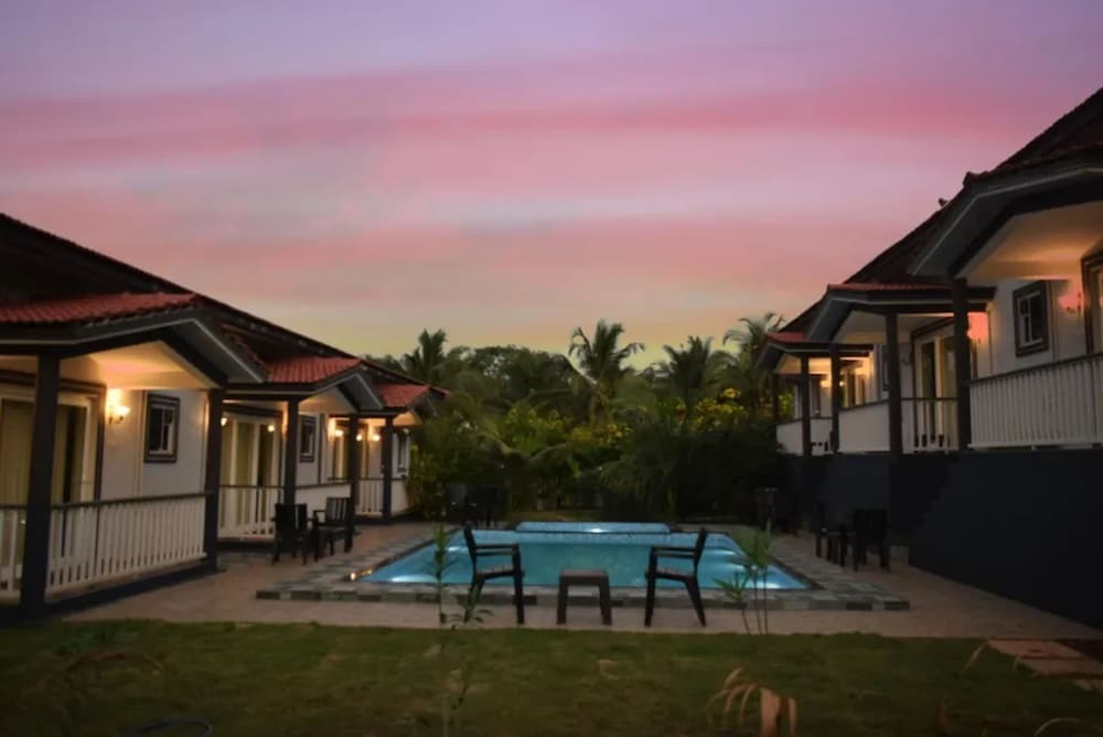 Вагатор: FabEscape Vagator Retreat Resort With Swimming Pool