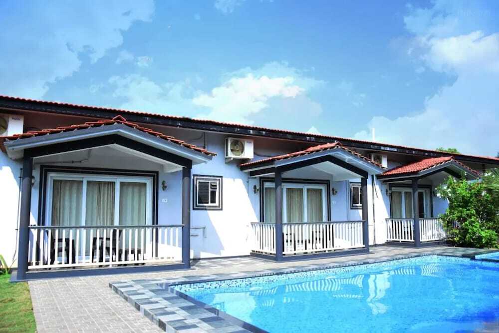 Вагатор: FabEscape Vagator Retreat Resort With Swimming Pool