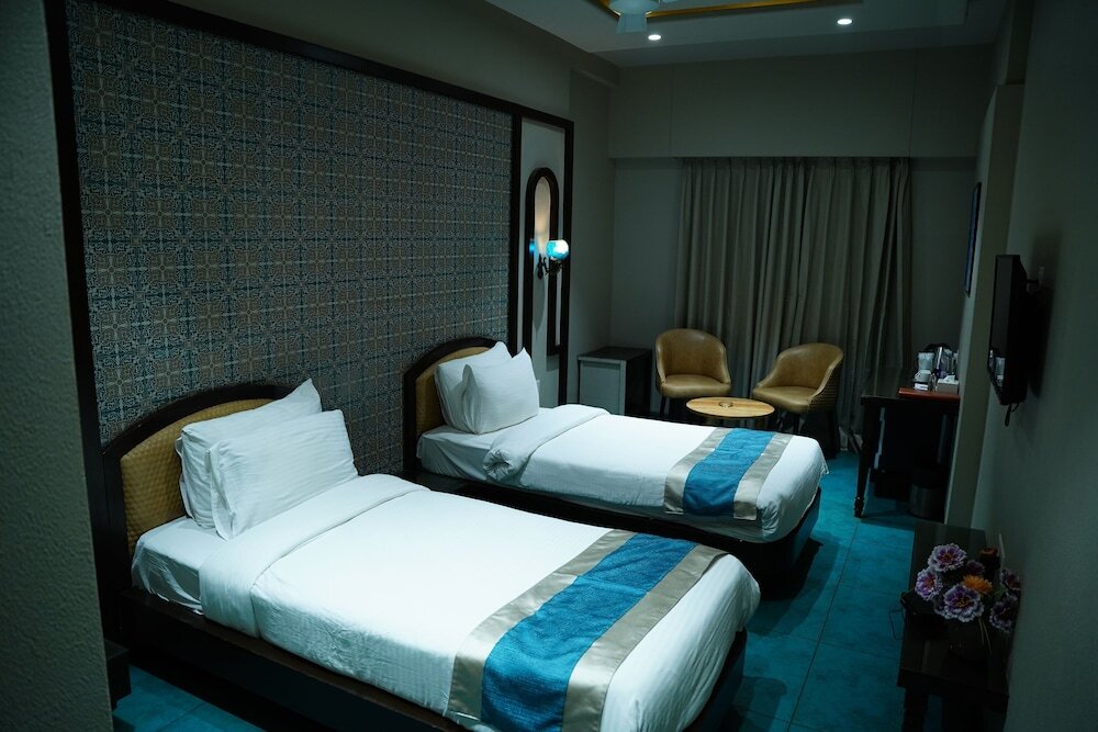 Латур: Hotel Brij Residency