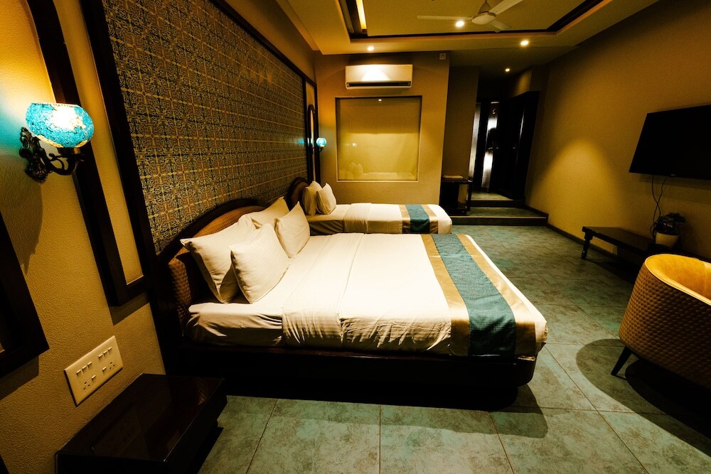 Латур: Hotel Brij Residency
