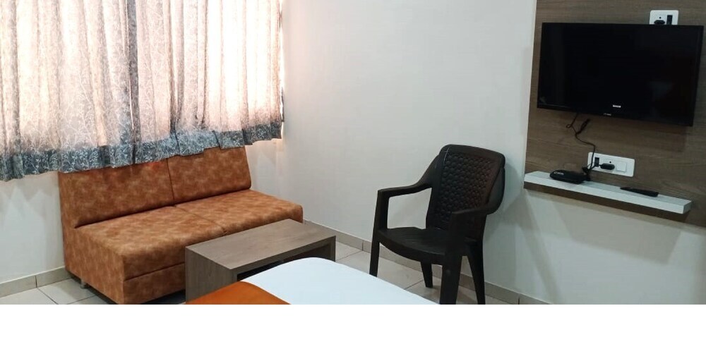 Ананд: Hotel M D Residency Anand