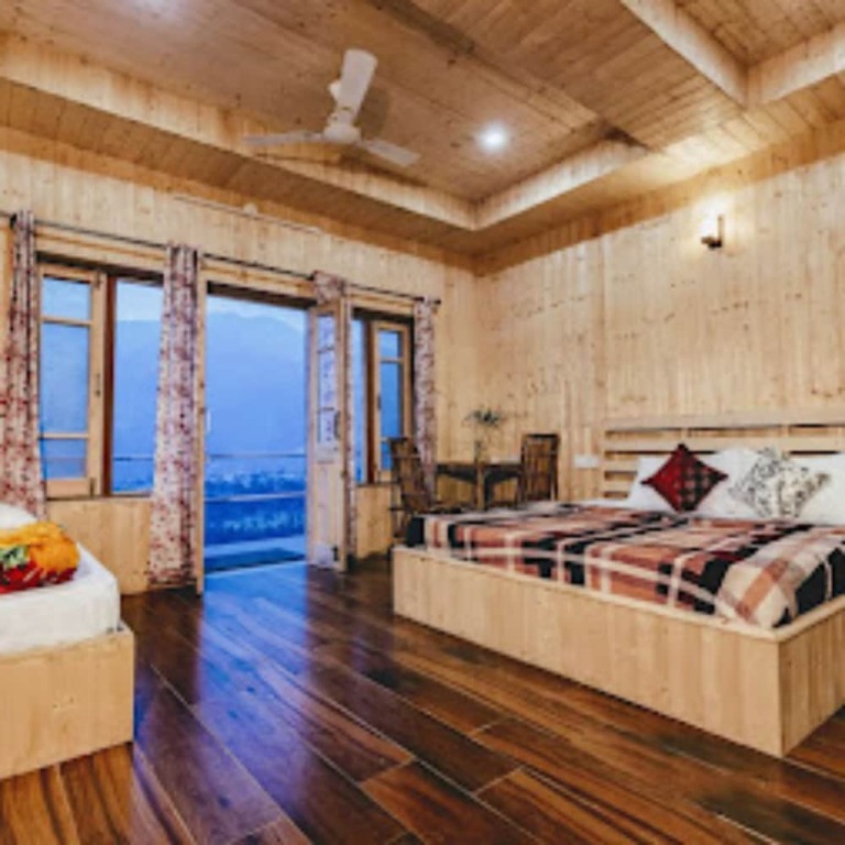 Чамба: Goroomgo MS Shepheard Hills Resort
