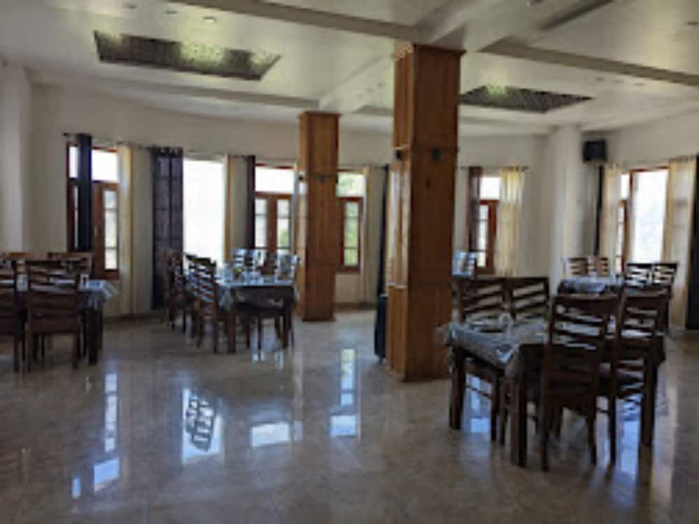 Чамба: Goroomgo MS Shepheard Hills Resort