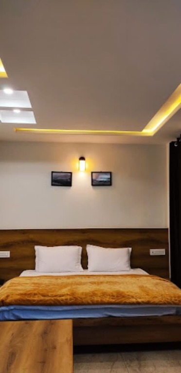 Чамба: Goroomgo MS Shepheard Hills Resort