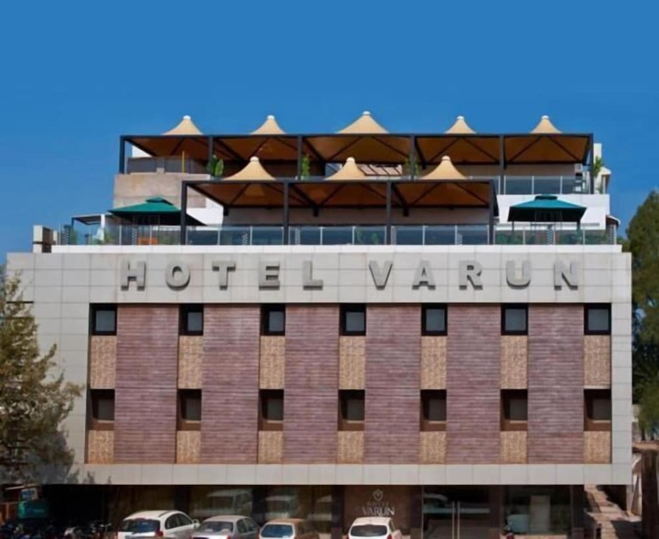 Гуна: Hotel Varun