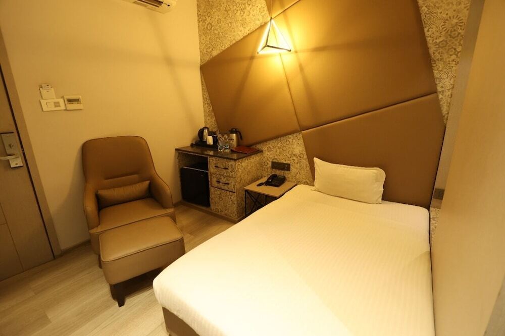 Гуна: Hotel Varun