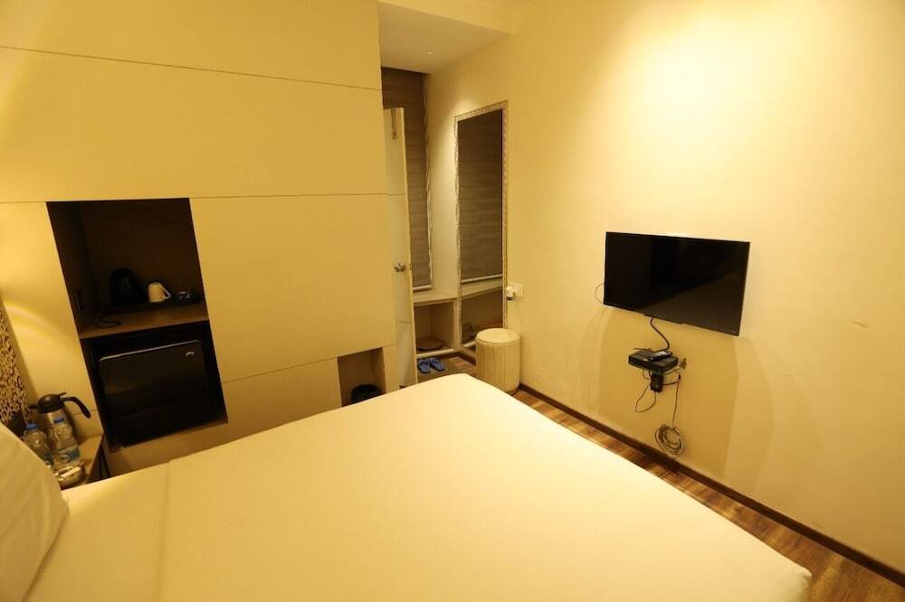 Гуна: Hotel Varun