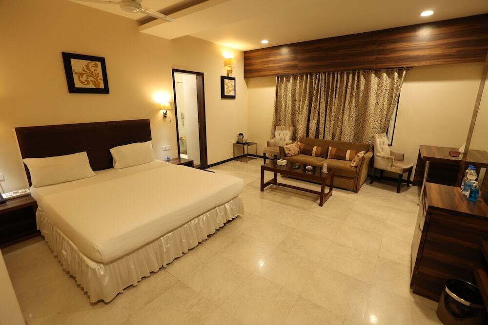 Гуна: Hotel Varun