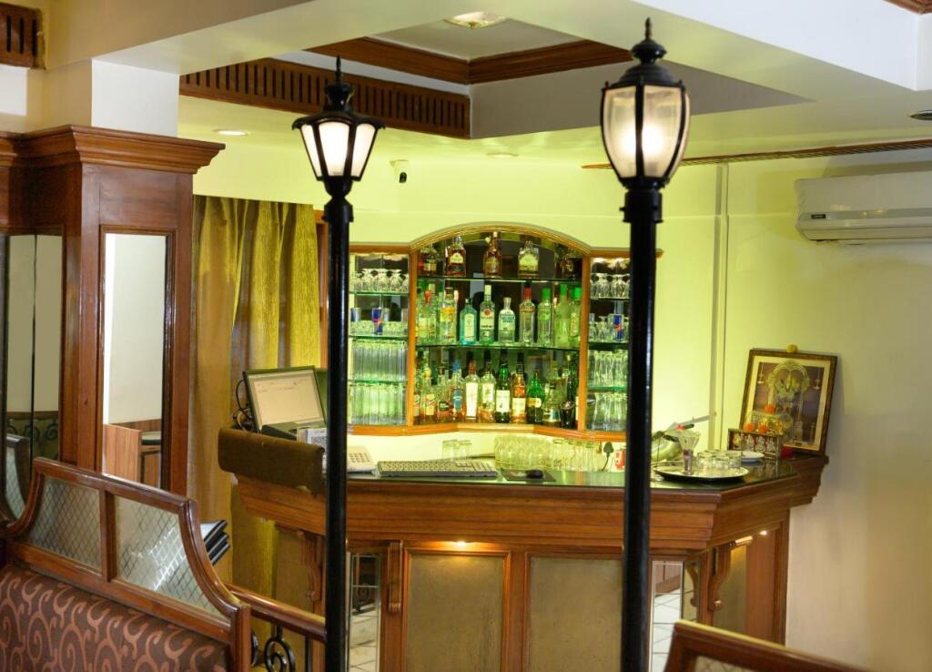 Тхане: Raja Hotel