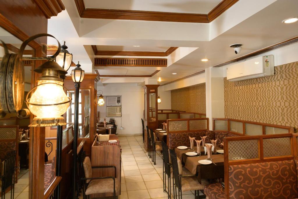 Тхане: Raja Hotel