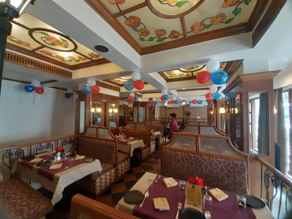 Тхане: Raja Hotel