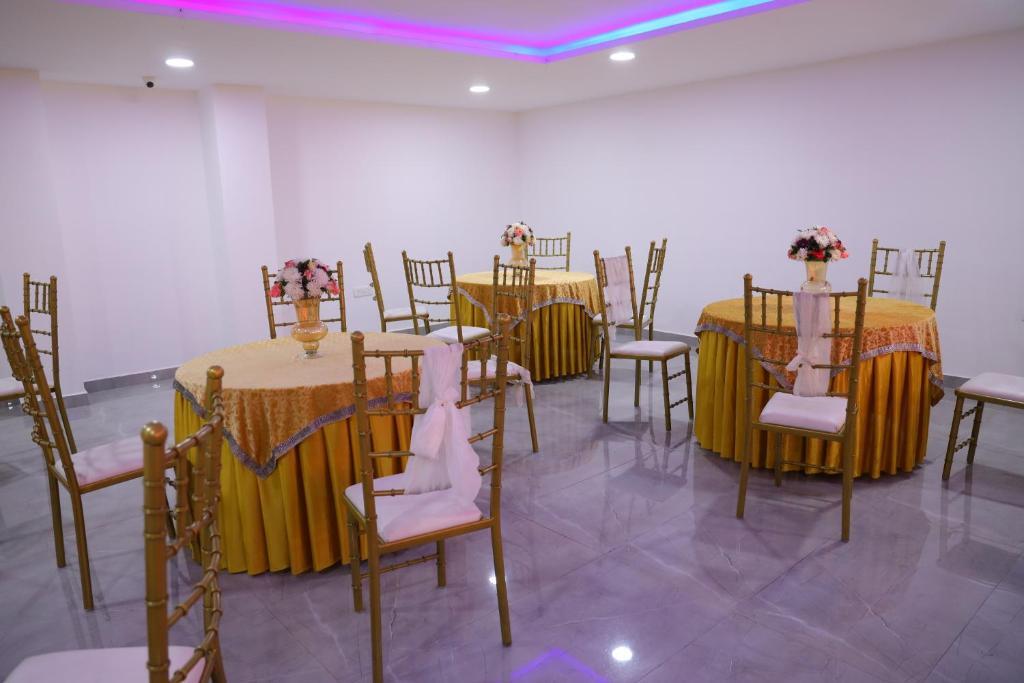 Нойда: Chhavi Hotels