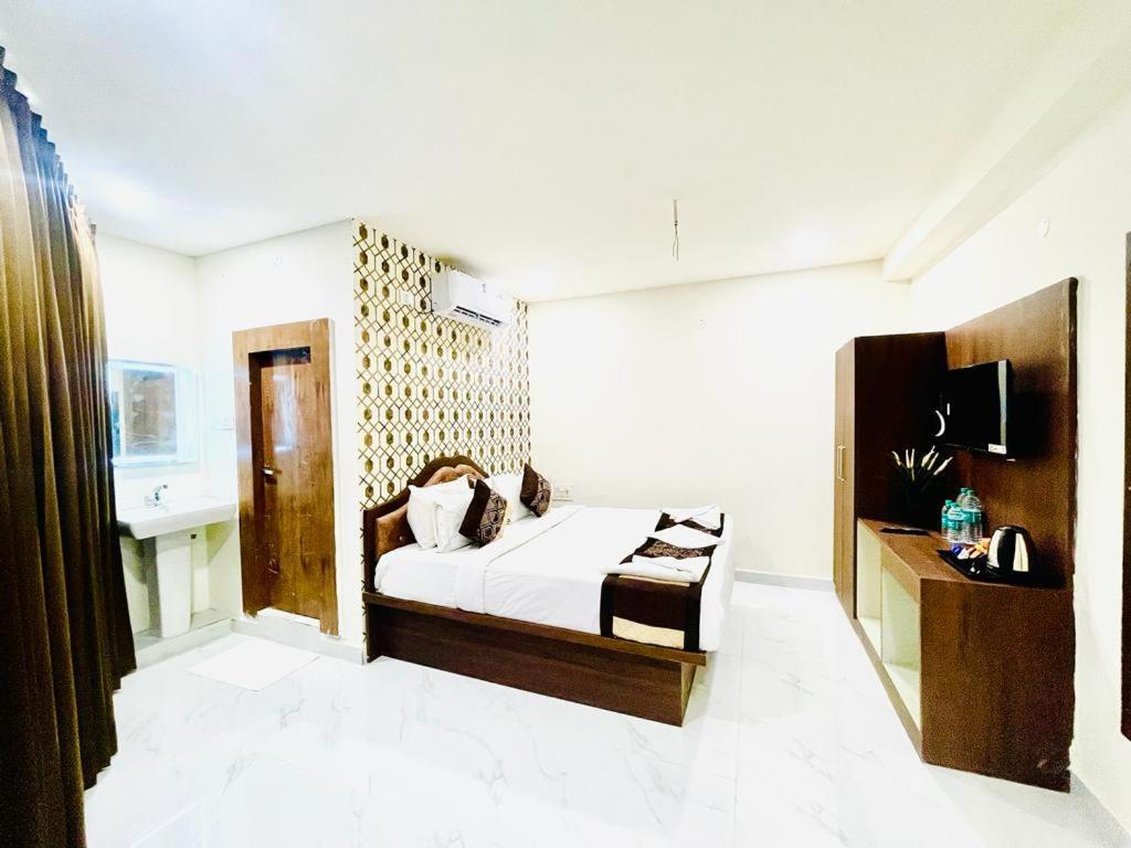 Шамшабад: Hotel Eagle Grand