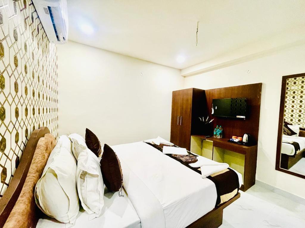 Шамшабад: Hotel Eagle Grand