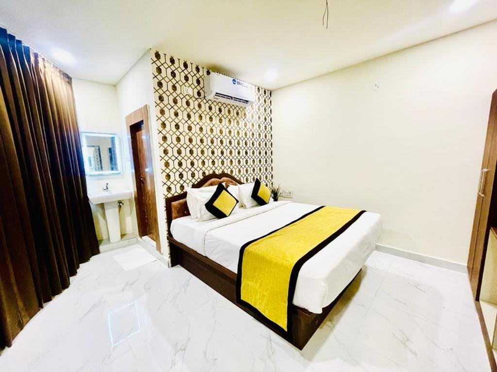 Шамшабад: Hotel Eagle Grand