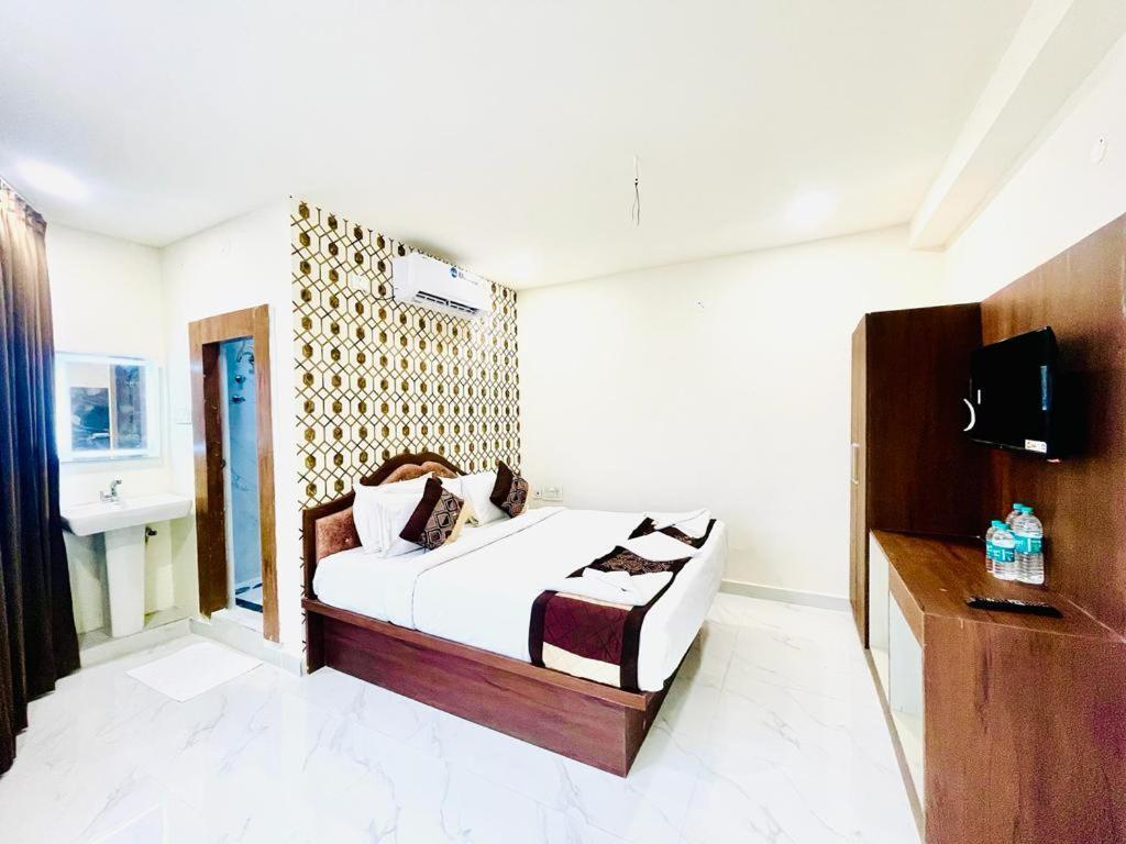 Шамшабад: Hotel Eagle Grand