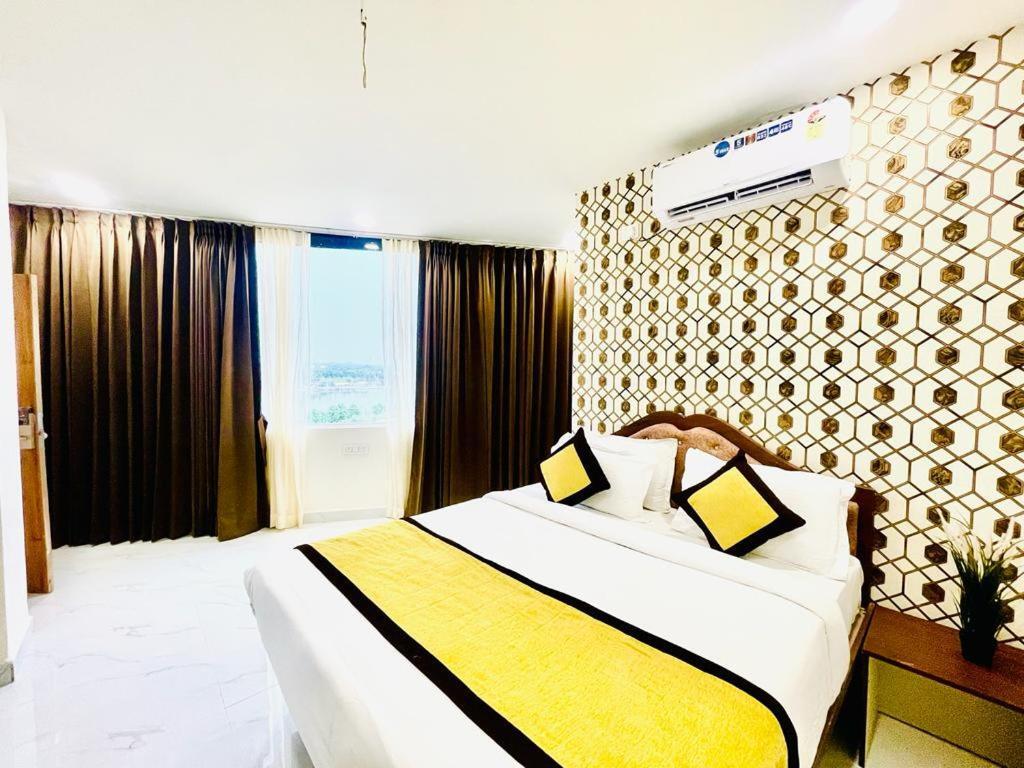 Шамшабад: Hotel Eagle Grand