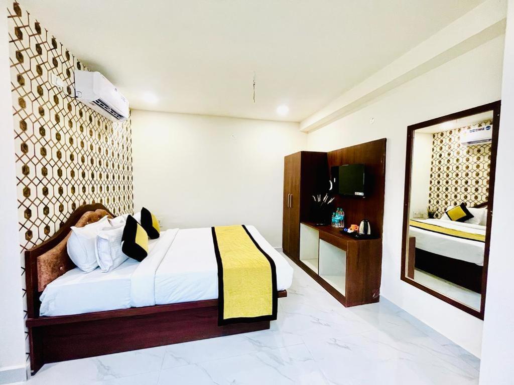 Шамшабад: Hotel Eagle Grand