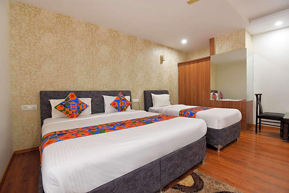 Бангалор: FabHotel Dhanvitha Suites
