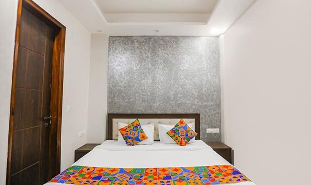 Нойда: FabHotel The Signature Inn