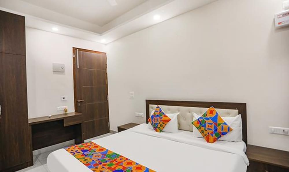 Нойда: FabHotel The Signature Inn