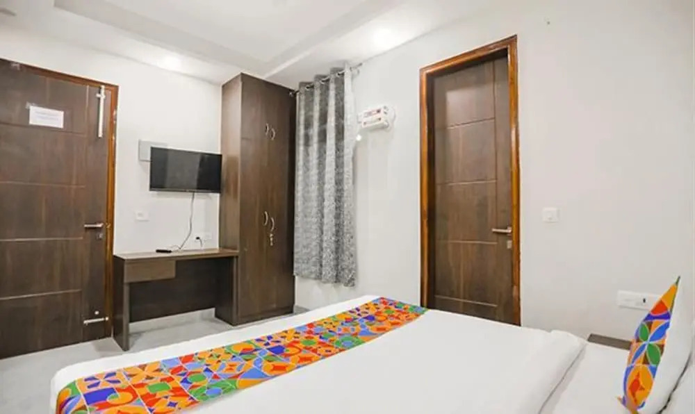 Нойда: FabHotel The Signature Inn