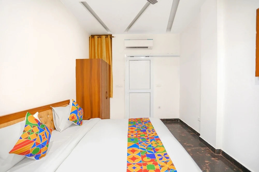 Нойда: FabHotel The Grand Suite
