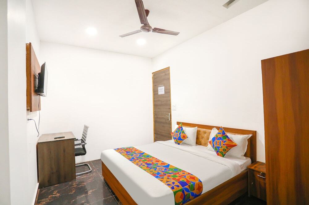 Нойда: FabHotel The Grand Suite
