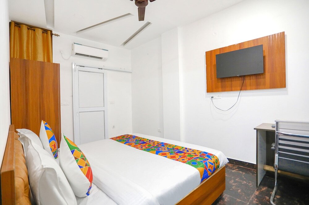 Нойда: FabHotel The Grand Suite