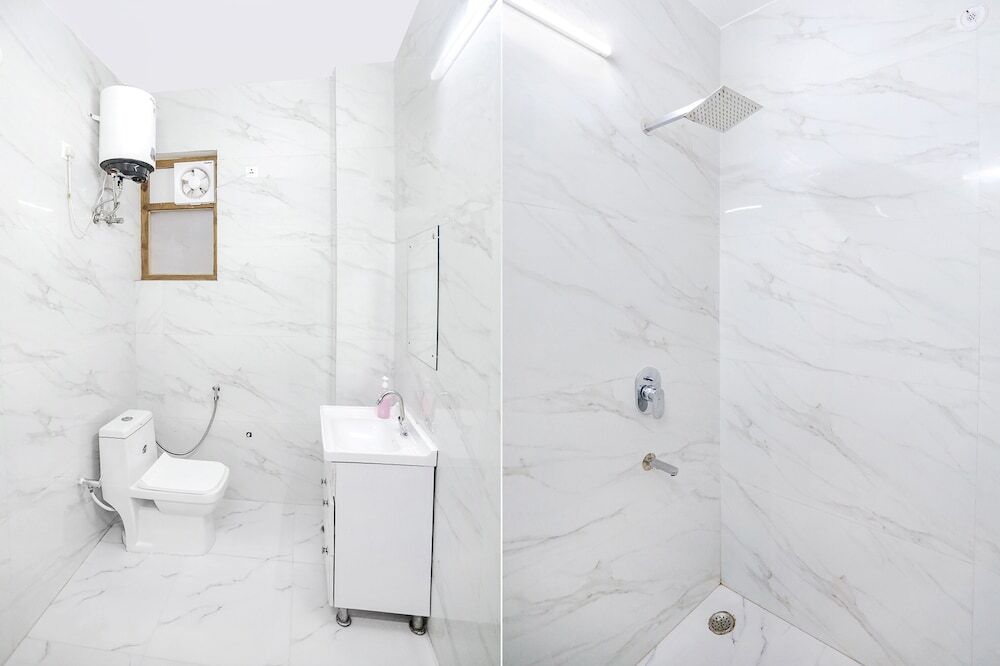 Нойда: FabHotel The Grand Suite