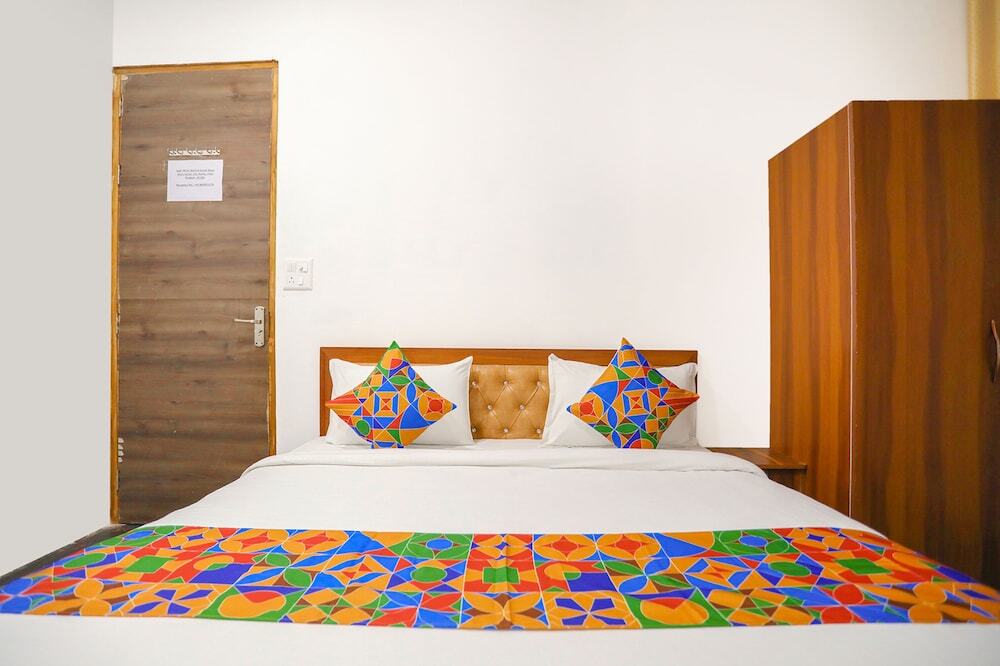 Нойда: FabHotel The Grand Suite