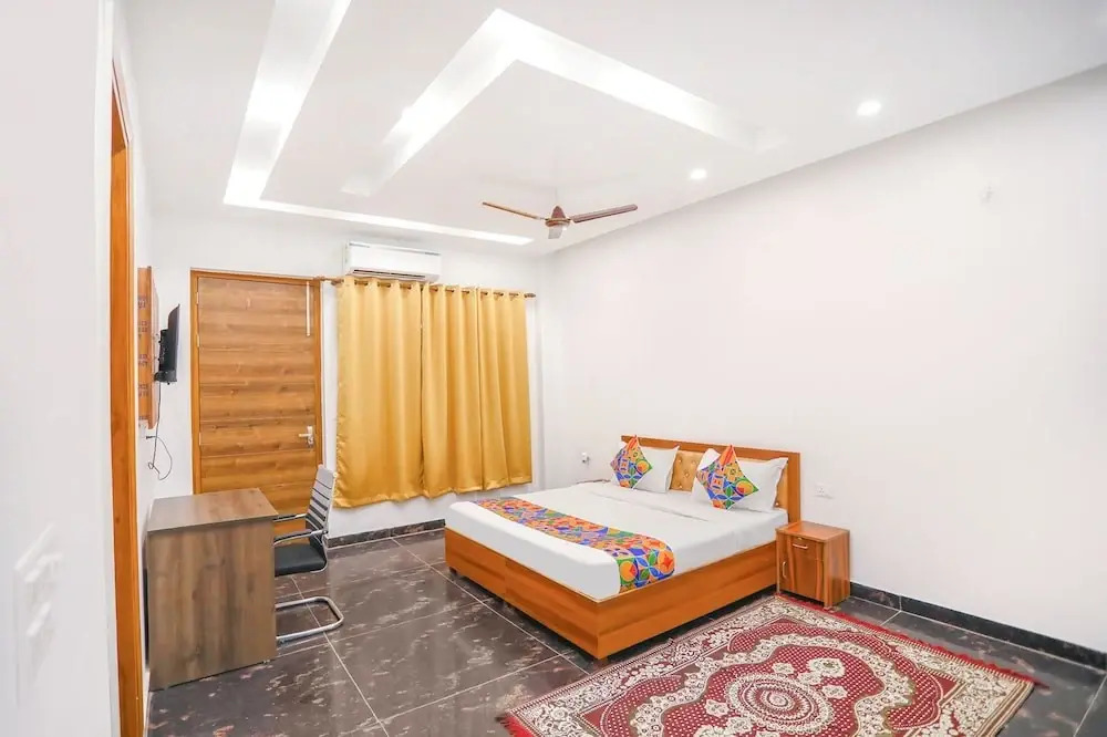 Нойда: FabHotel The Grand Suite
