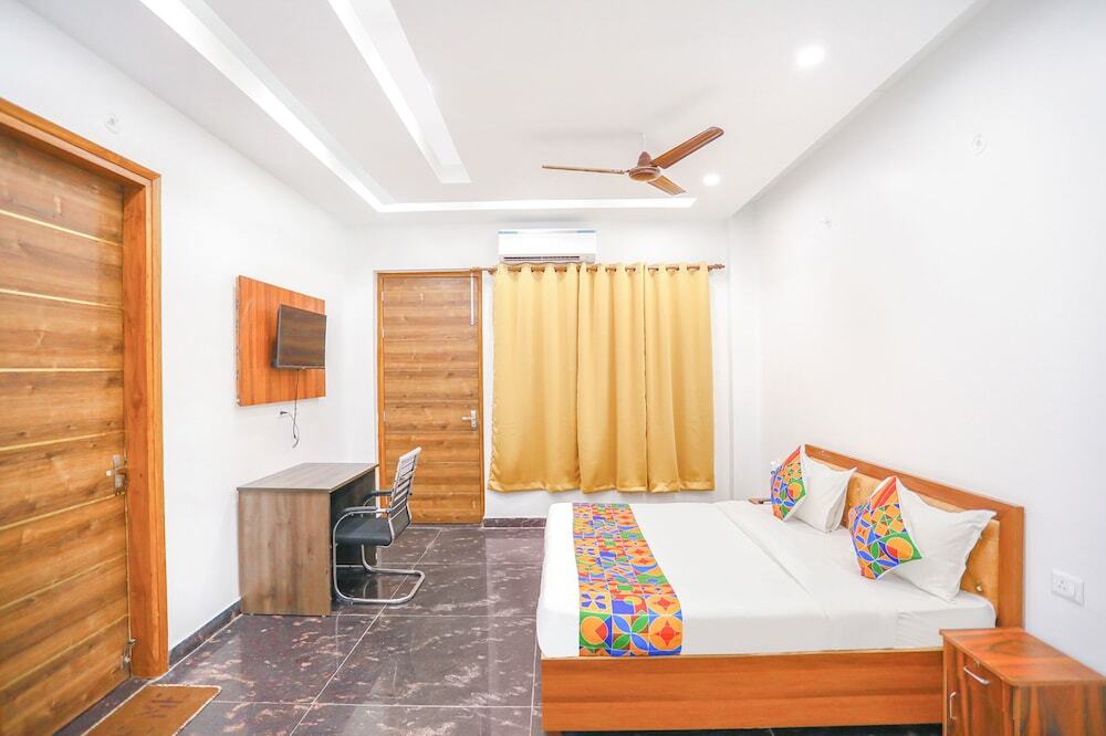 Нойда: FabHotel The Grand Suite