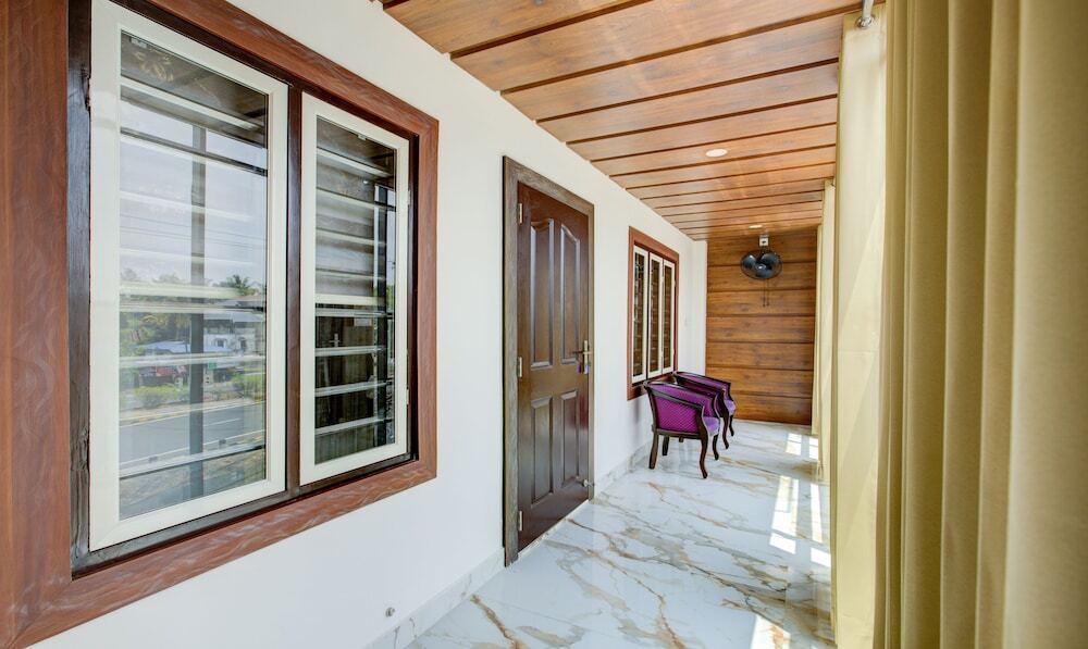 Куруппумтара: Treebo Love Shore Residency, Near Lakeshore Hospital