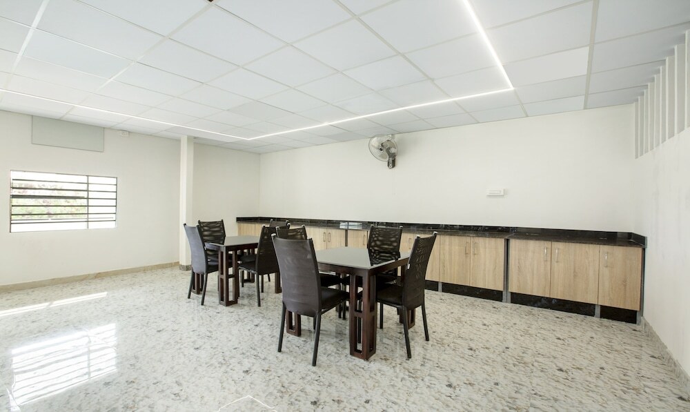 Куруппумтара: Treebo Love Shore Residency, Near Lakeshore Hospital
