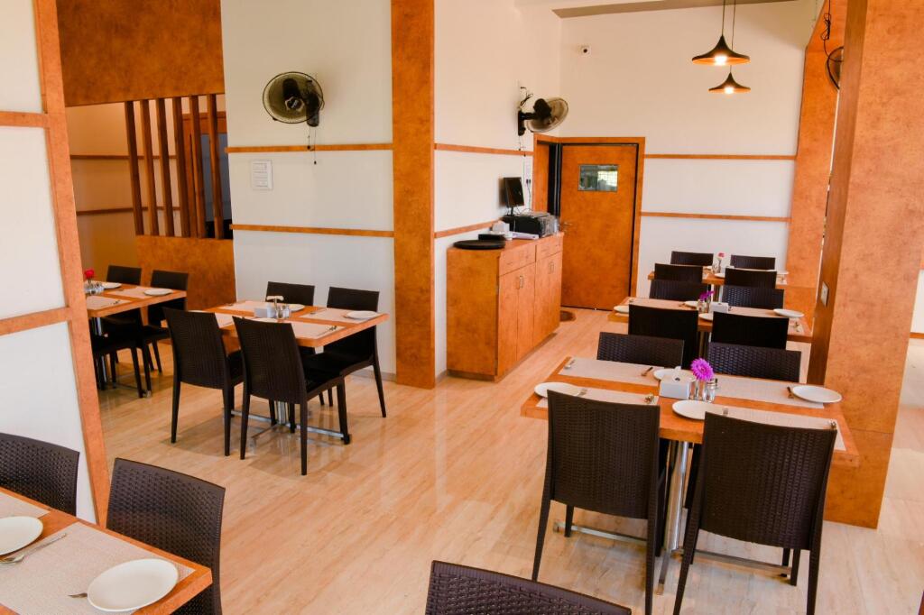 Малван: Malvan's Aishwarya Hotel
