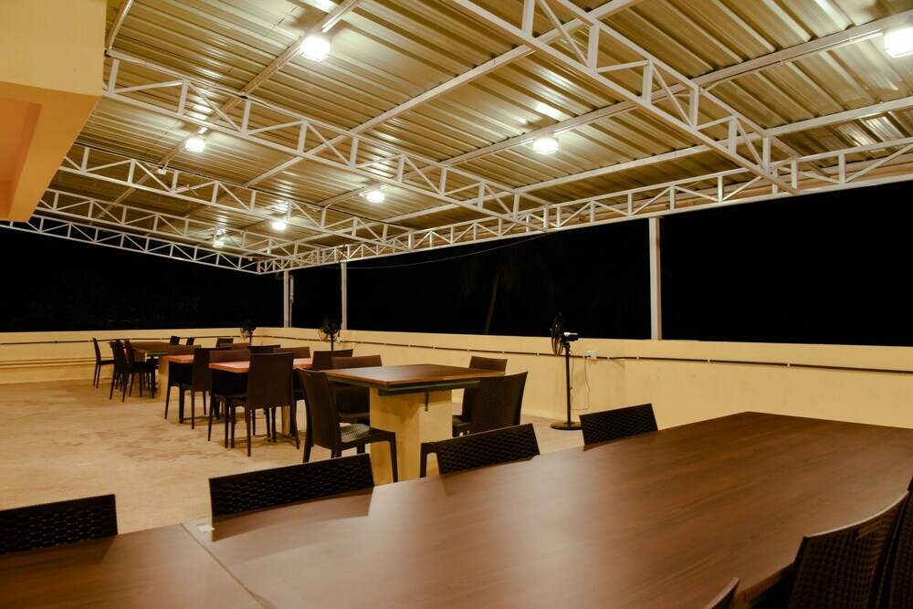 Малван: Malvan's Aishwarya Hotel