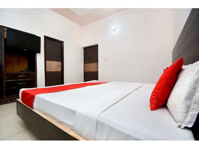 Лудхиана: D S Royal Guest House b y OYO Rooms