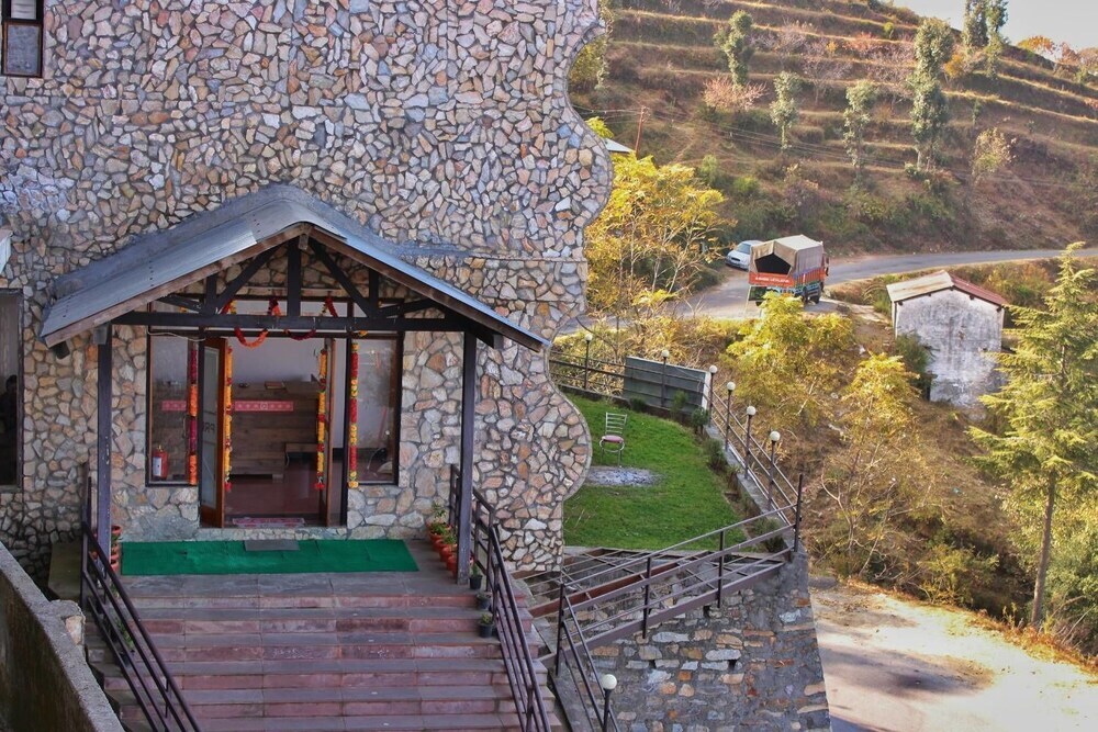 Наинитал: Grand Himalayan Hotel &amp; Resort by HBC