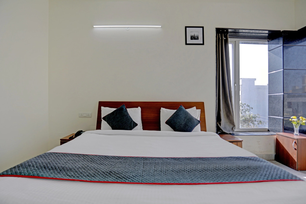 Нойда: OYO Townhouse 79643 Oyo Townhouse Hotel Merriment Near ISKCON Temple Noida