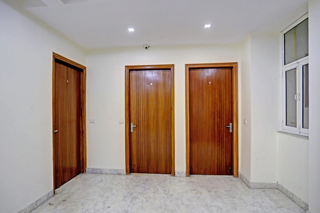 Нойда: OYO Townhouse 79643 Oyo Townhouse Hotel Merriment Near ISKCON Temple Noida