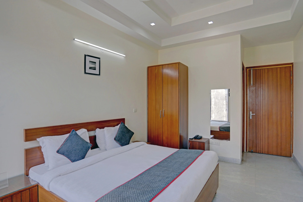 Нойда: OYO Townhouse 79643 Oyo Townhouse Hotel Merriment Near ISKCON Temple Noida