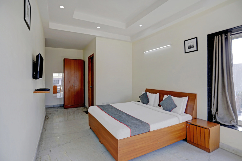 Нойда: OYO Townhouse 79643 Oyo Townhouse Hotel Merriment Near ISKCON Temple Noida